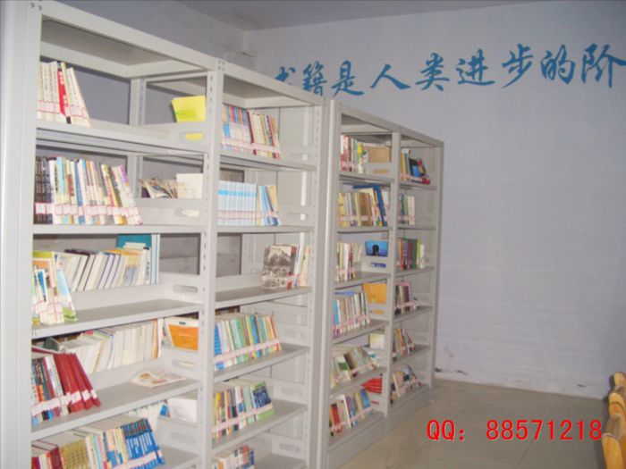 社区读书室书架