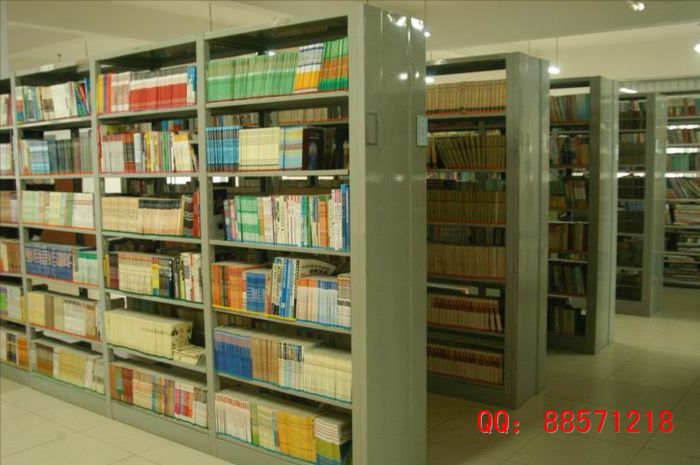 学校图书馆书架